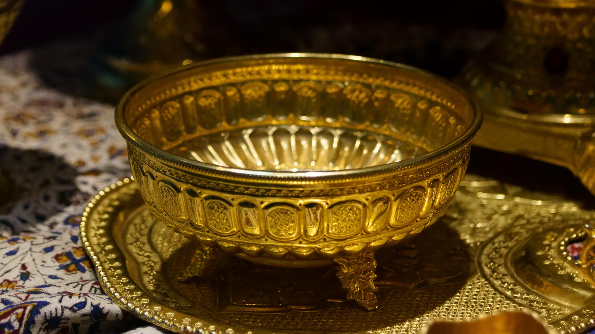 Посуда, выполненная в технике таревтики. Иран::Наследие Древней Персии. Иранское искусство