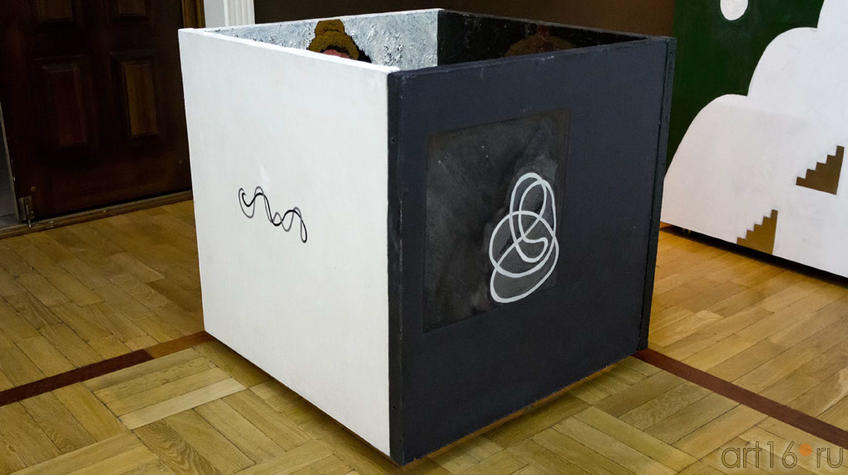 Фото №100124. Один из 4-х кубов в пространстве Каабы. Выставка Р.Насырова "Путешествие сознания"