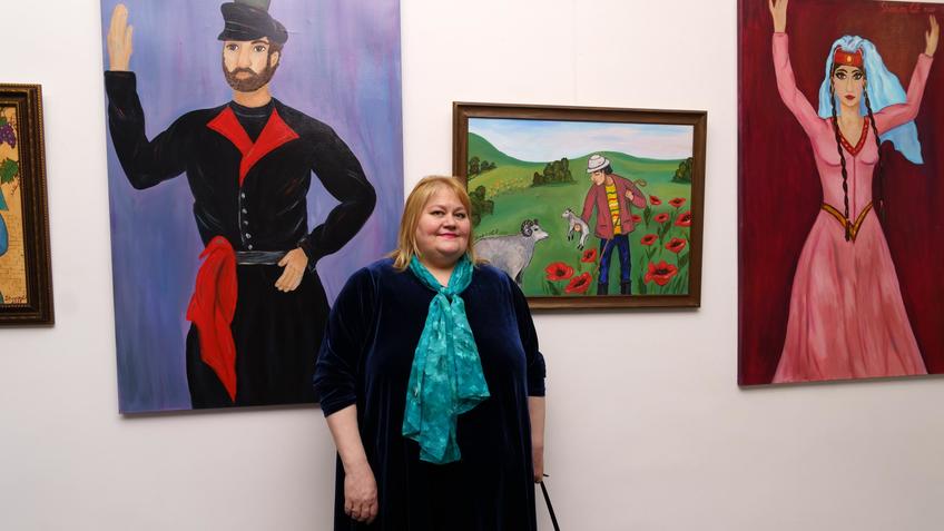 Гульнара Шакирова на фоне своих картин (Казань)::«Я родился весной» всероссийская выставка художников-наивистов