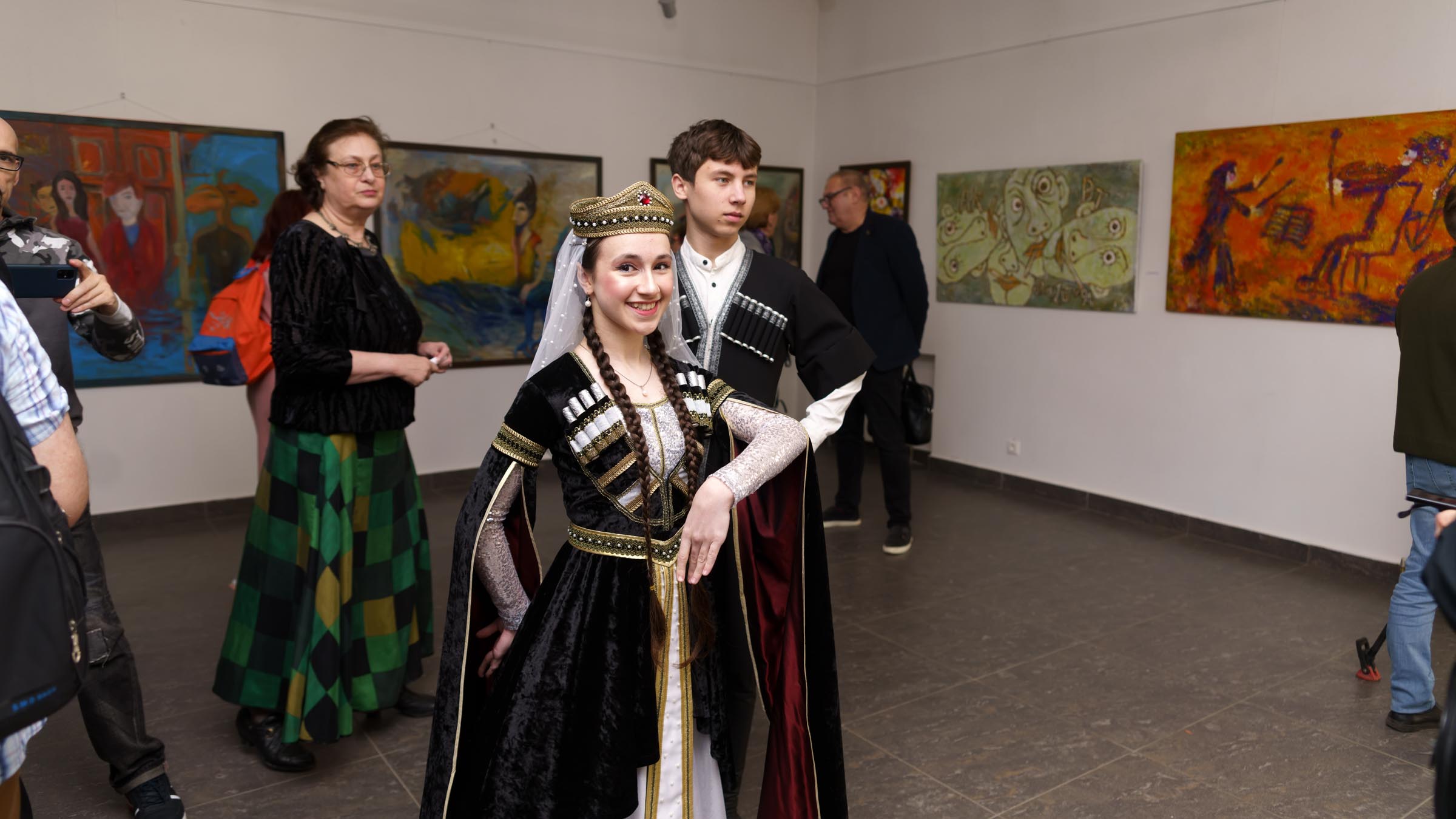 Грузинский танец::«Я родился весной» всероссийская выставка художников-наивистов