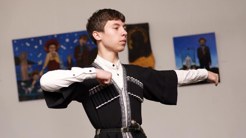 Грузинский танец::«Я родился весной» всероссийская выставка художников-наивистов