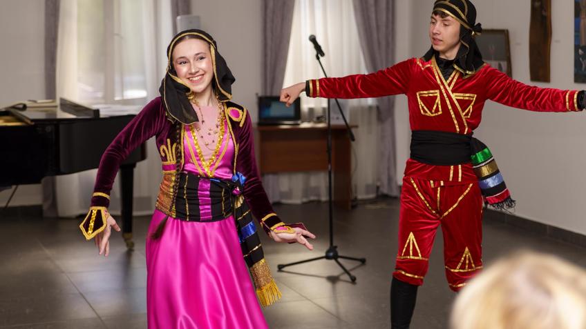 Аджарский танец::«Я родился весной» всероссийская выставка художников-наивистов