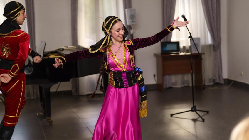 Аджарский танец::«Я родился весной» всероссийская выставка художников-наивистов