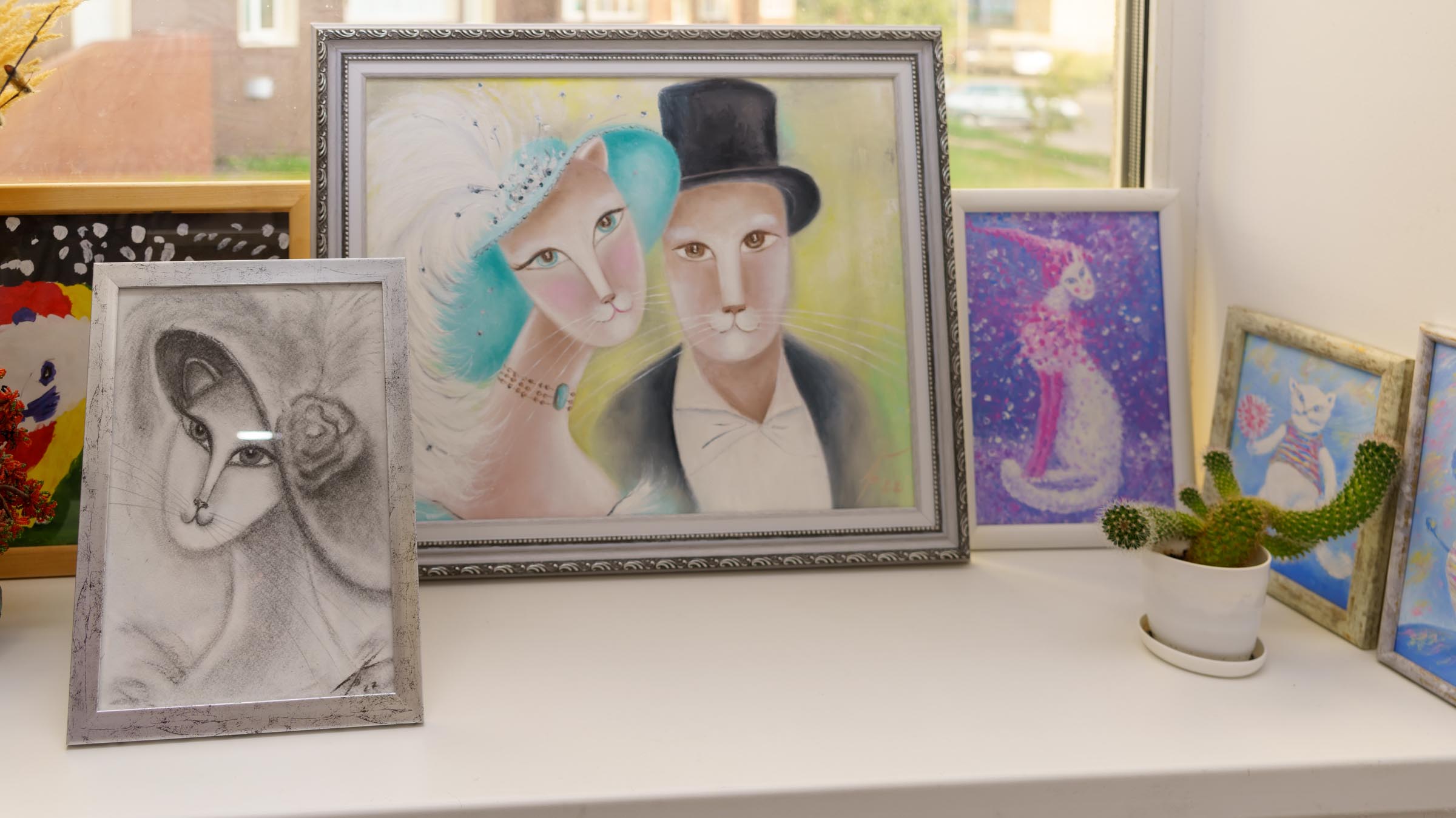 Фрагмент экспозиции выставки Л. Бабаевой «Мадам Мур»::Людмила Бабаева «Мадам Мур», лето 2022