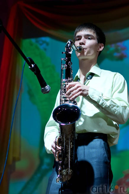 Азат Гафуров, студент юрфака КФУ, просто замечательно играет на саксофоне::Жемчужина мира - 2012