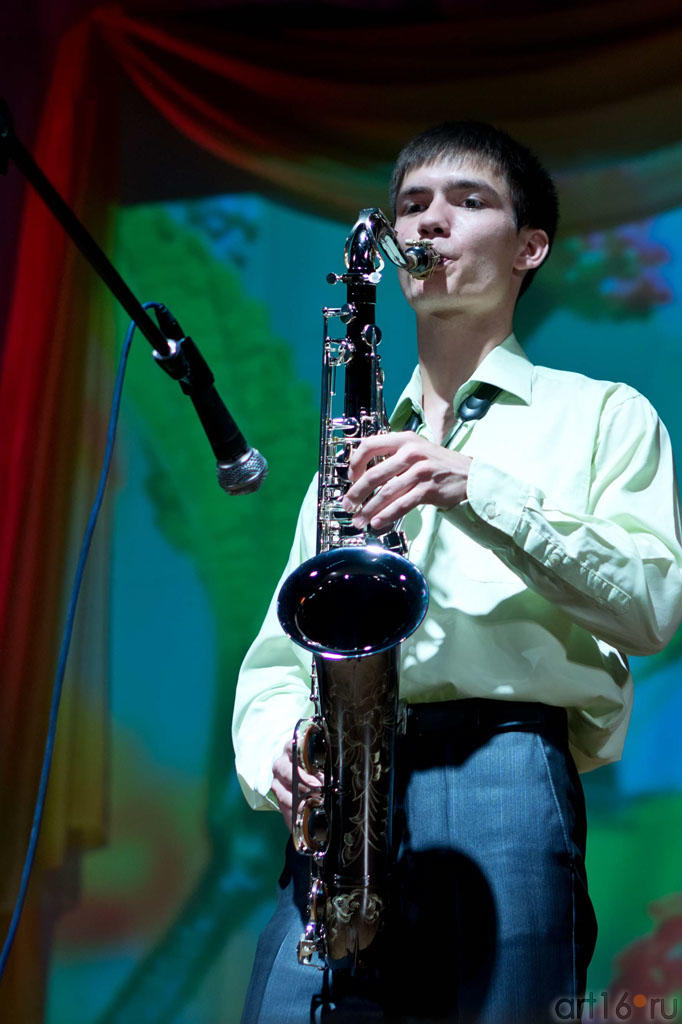 Азат Гафуров, студент юрфака КФУ, просто замечательно играет на саксофоне::Жемчужина мира - 2012