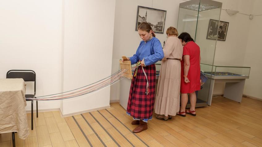 Мастер-класс по плетению ленты::Выставочный проект «Волжская Булгария. Великое наследие»