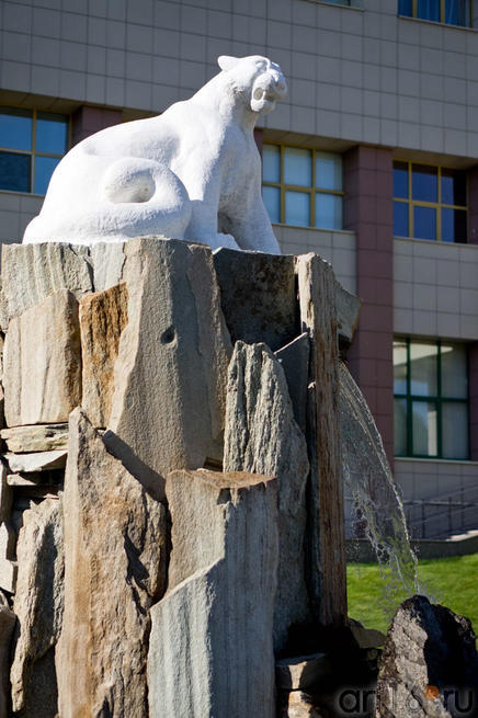 Ак Барс, Скульптура перед Молодежным центром Ак-Барс::Жемчужина мира - 2012