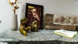 Портрет А.Дорофеева на фоне скульптуры малых форм и доски с натюрмортом