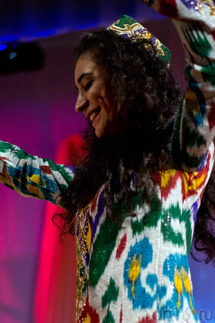 Гуля (Гулхае) из Таджикистана танцует зажигательный национальный танец::Жемчужина мира - 2012