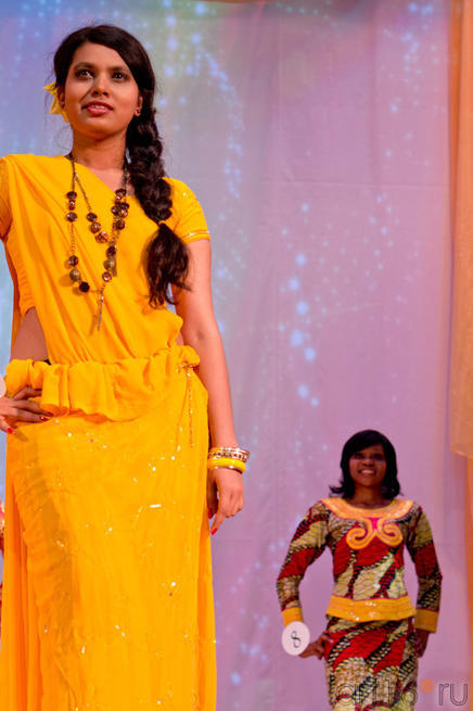 Это Дашика Палипана (Шри-Ланка) за ней стоит Жози Мбесу Энид (Конго), дефиле в национальных костюмах::Жемчужина мира - 2012