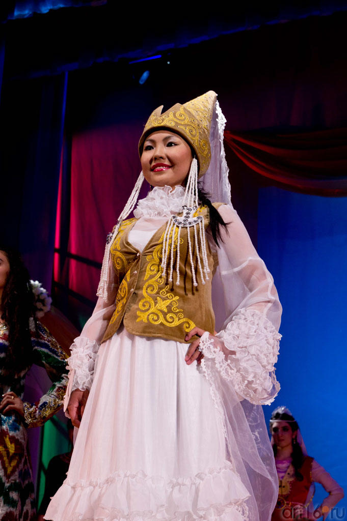 Акунова Алтынай (Кыргызстан), дефиле в национальных костюмах::Жемчужина мира - 2012