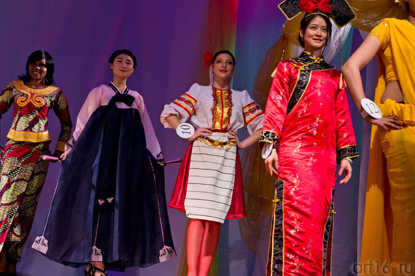 Фото №100296. Дефиле в национальных костюмах, слева направо Жози (Конго), Дже Хи Джин (Юж.Корея), Александра (Македония), Чен Е (Китай)
