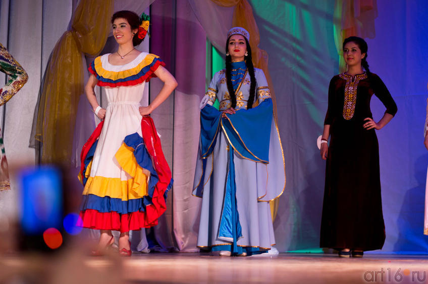 Фото №100300. Дефиле в национальных костюмах, слева направо Лаура (Колумбия), Зульфия (Дагестан/Россия, победительница), Бахар (Туркменистан)