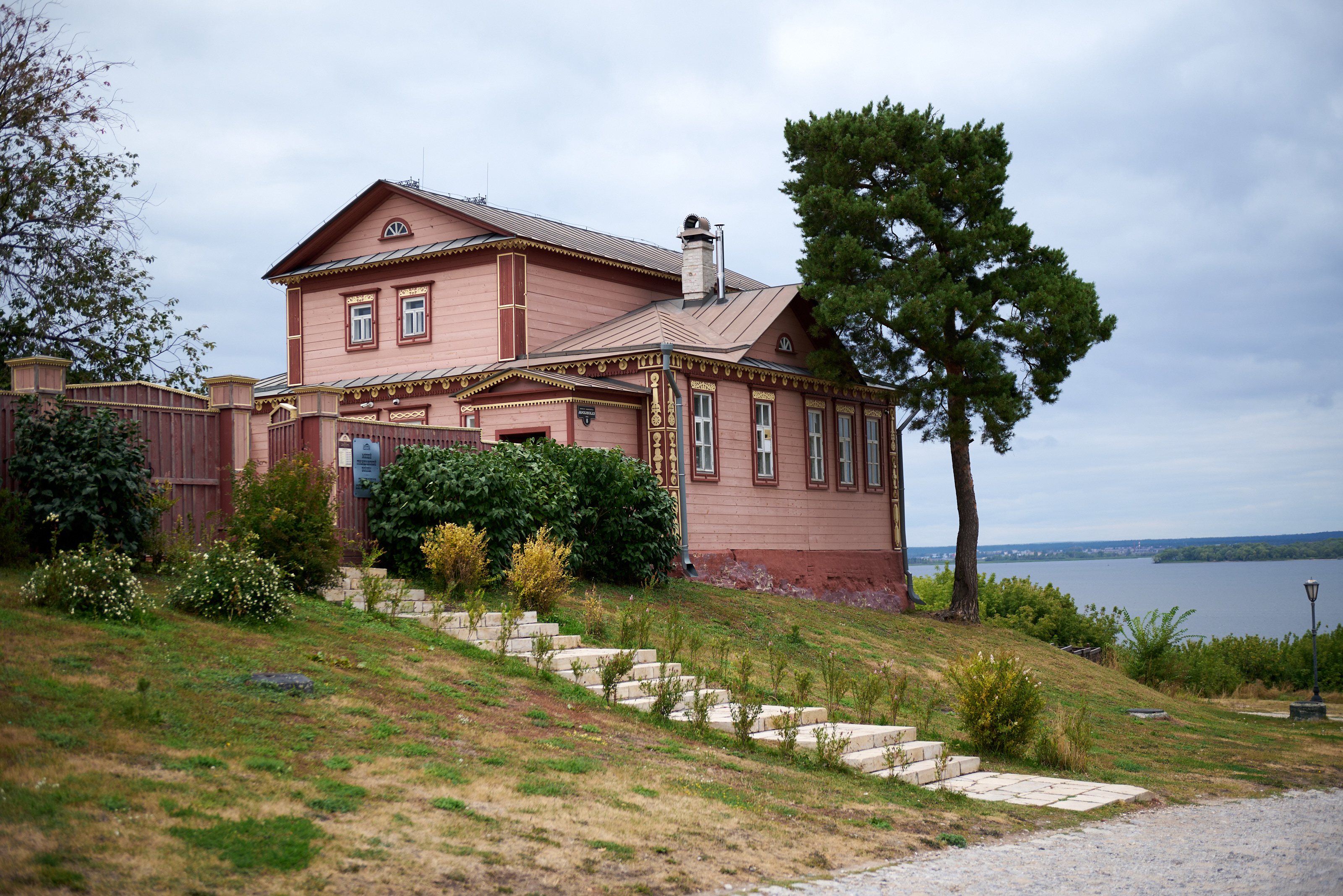 ::Открылась выставка Искусство быть запредельно близко в Свияжске
