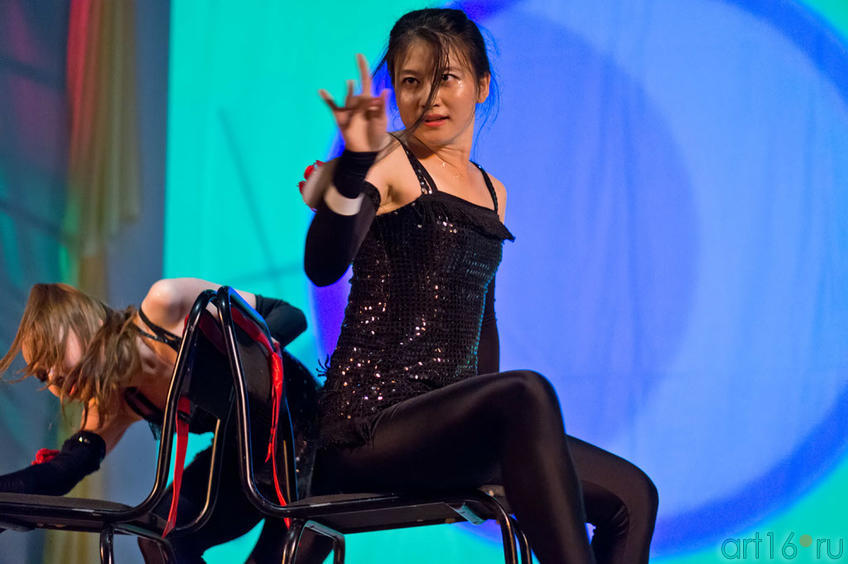 Чен Е (Китай) исполняет акробатическое танго со стульями::Жемчужина мира - 2012