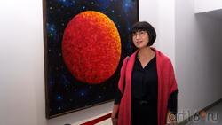 Айсылу Мирханова возле картины Альфрида Шаймарданова «Красная луна»