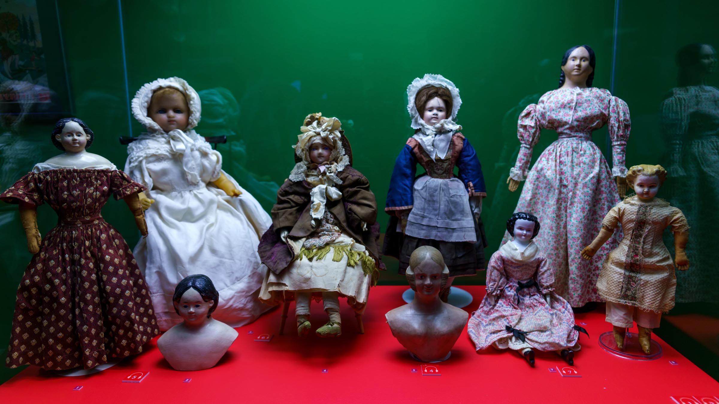 Витрина с куклами Музея уникальных кукол::Золотой век кукол