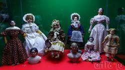 Витрина с куклами Музея уникальных кукол