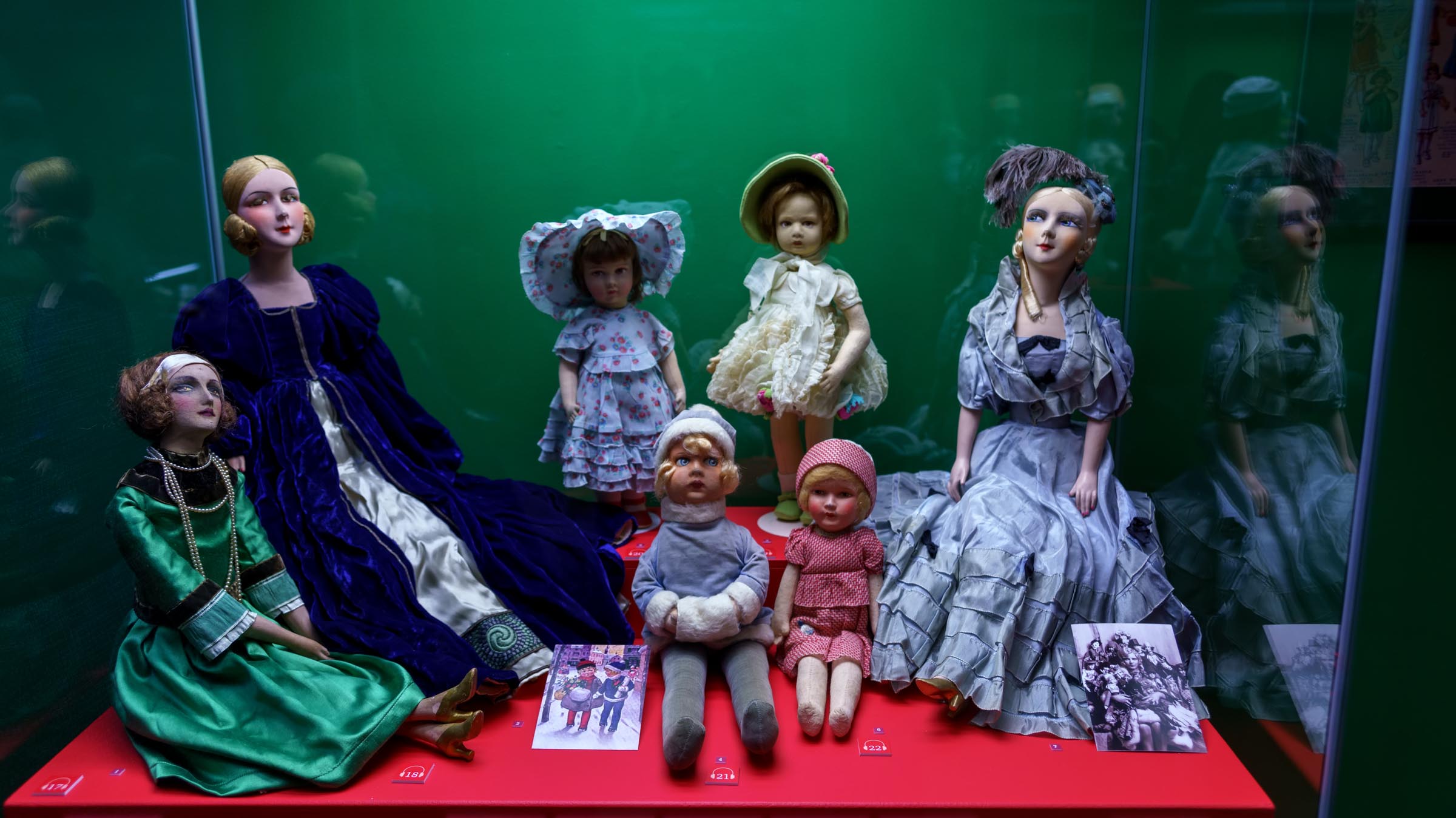 Будуарная кукла (крайняя слева) и куклы про-ва Франция, Англия, Италия, Германия, ::Золотой век кукол