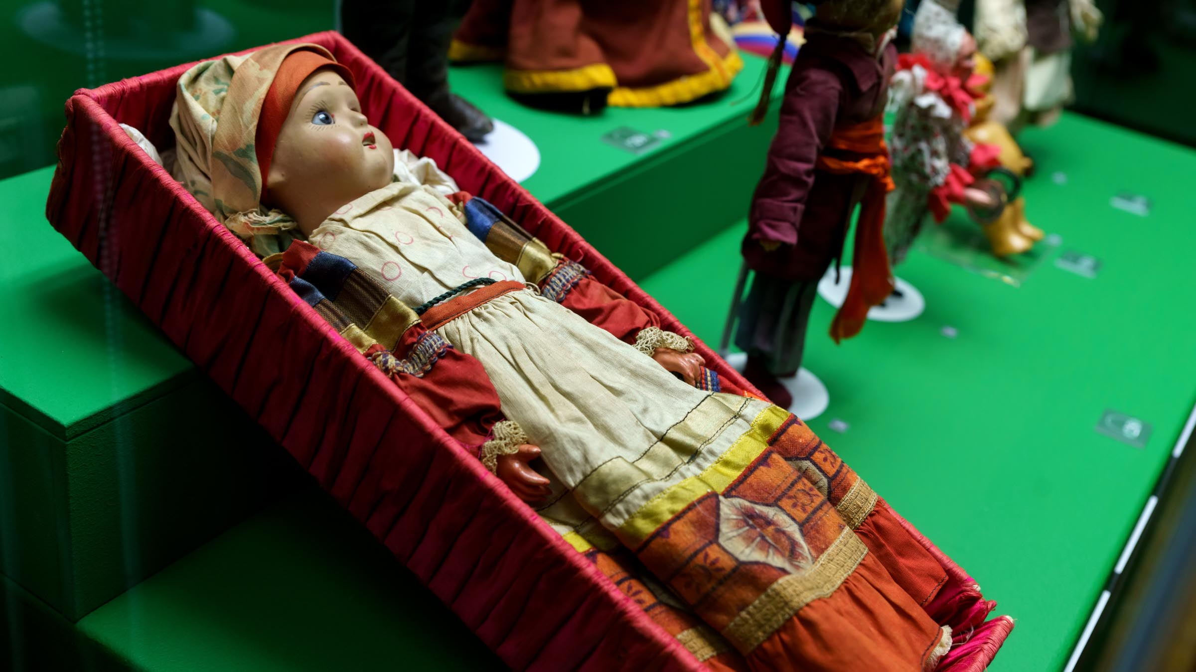 Куклы в национальных костюмах из коллекции Музея уникальных кукол::Золотой век кукол