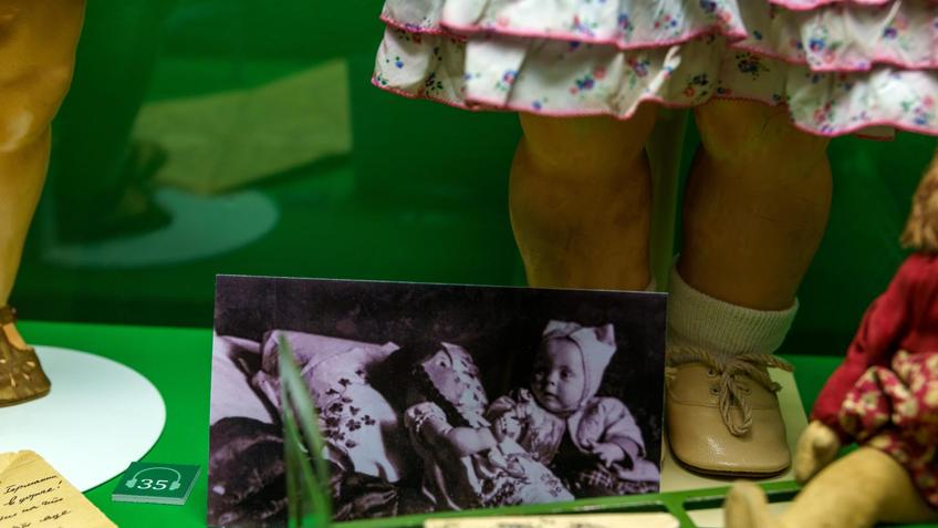 Фотография  девочки с куклой. Куклу принесла, повзрослевшая хозяйка.::Золотой век кукол