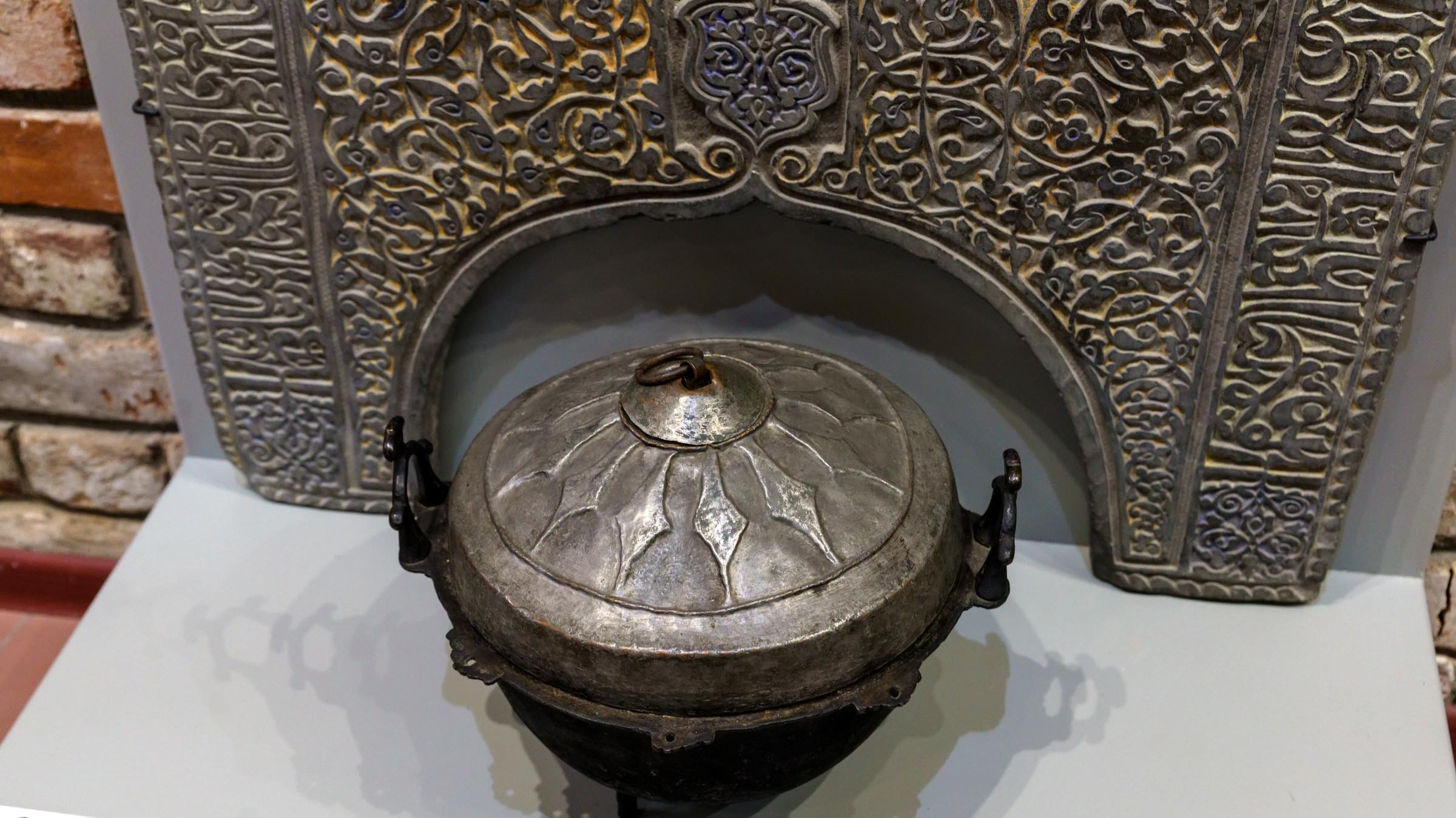 Плита надкаминная / Котел бронзовый на трех ножках с медной крышкой::«Кубачи-Зирехгеран. Город мастеров»