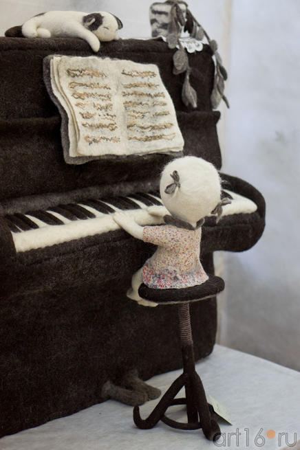 Девочка за войлочным пианино, фрагмент композиции::Войлочная скульптура Ирины Андреевой (Москва)