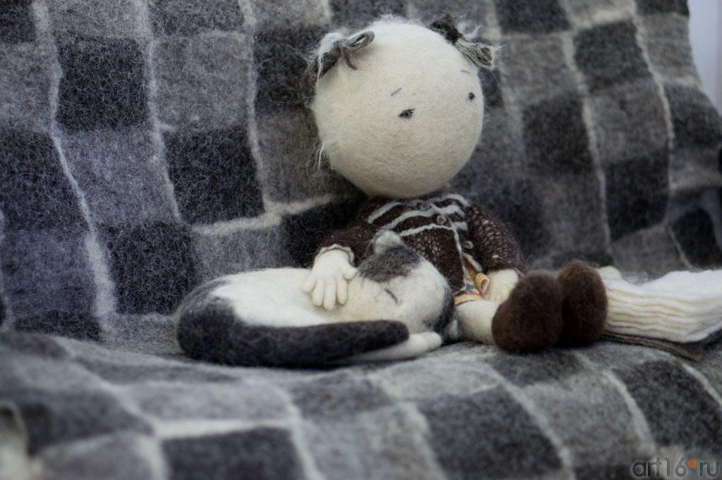 Девочка с котенком на диване::Войлочная скульптура Ирины Андреевой (Москва)