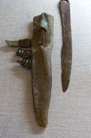 Нож в ножнах с вложенным шилом с рукоятью из фаланги