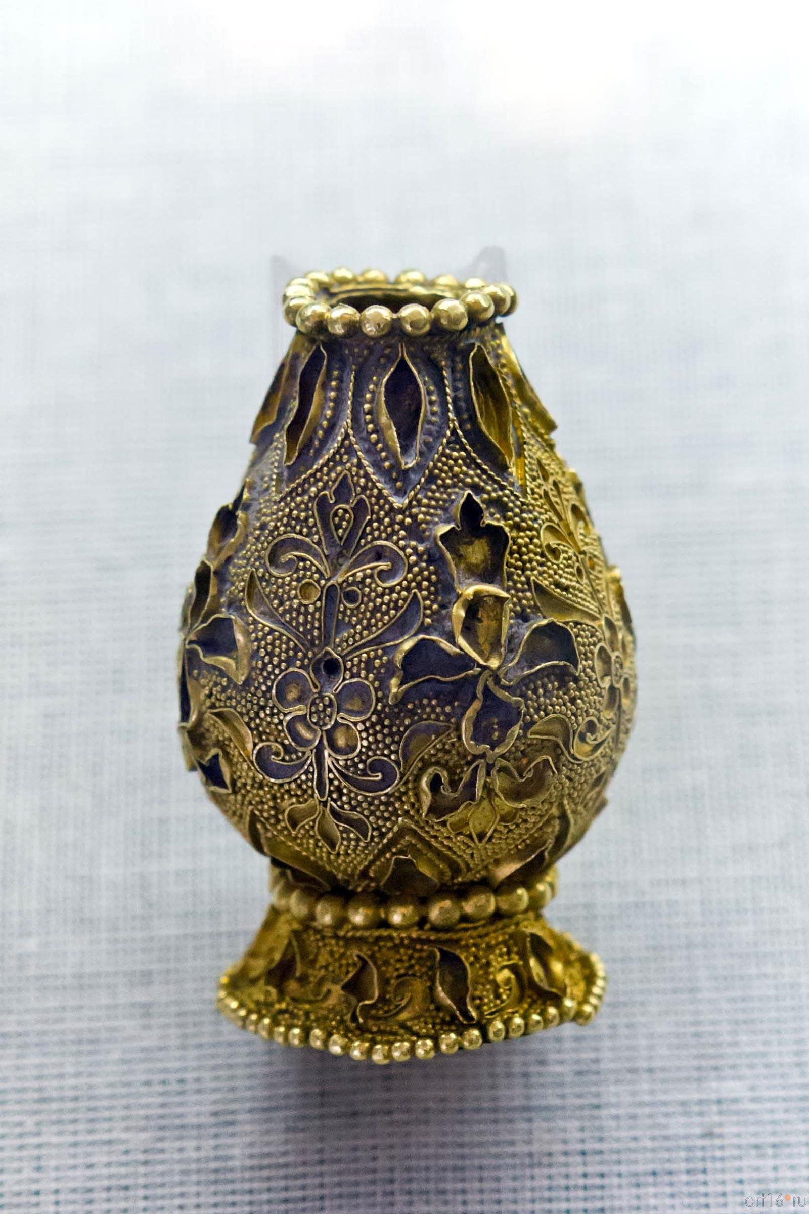 Сосудик с орнаментом из зерни,   Золото::«Эрмитаж-Казань»: выставка «Кочевники Евразии на пути к империи»