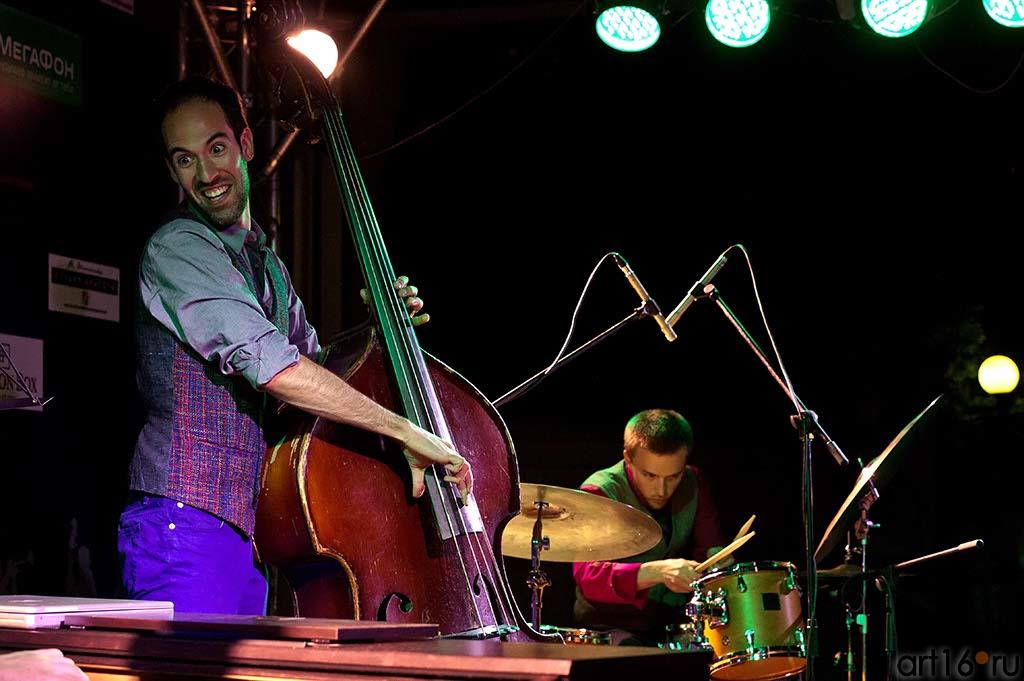 Haggai Cohen Milo — контрабас, Lee Fish — барабаны::Джаз в Усадьбе Сандецкого. 2012.07.05 