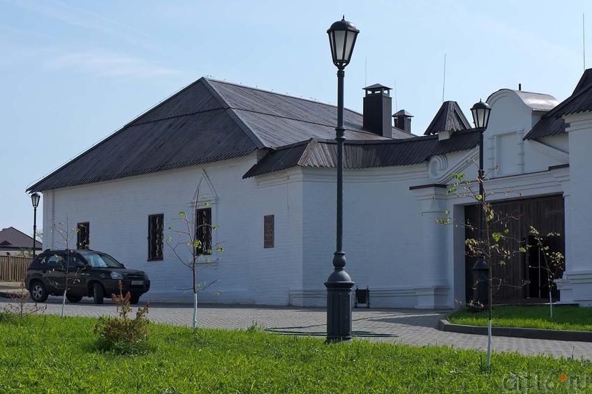 Комплекс зданий конного двора Успенского монастыря XVII-XVIII вв.::Свияжск, июль 2012
