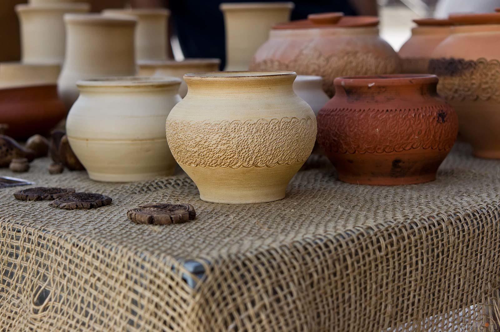 Горшки из гончареной мастерской, расположенной здесь, на конном дворе.::Свияжск, июль 2012