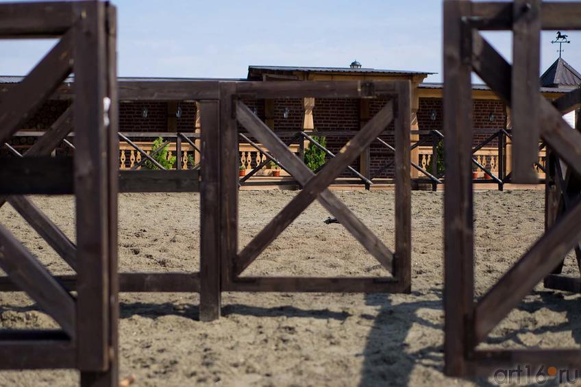 Площадка для конных выступлений на конном дворе.Свияжск, июль 2012::Свияжск, июль 2012