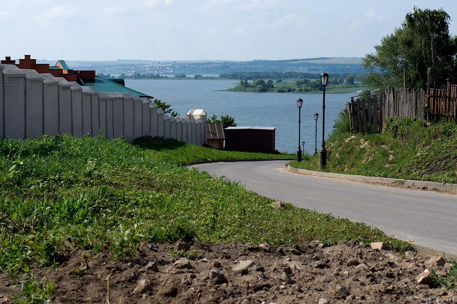Свияжск. Дорога ведущая к единственной подъездной дороге, связывающей остров с сушей::Свияжск, июль 2012