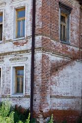 Фрагмент кирпичного здания. Свияжск, июль 2012