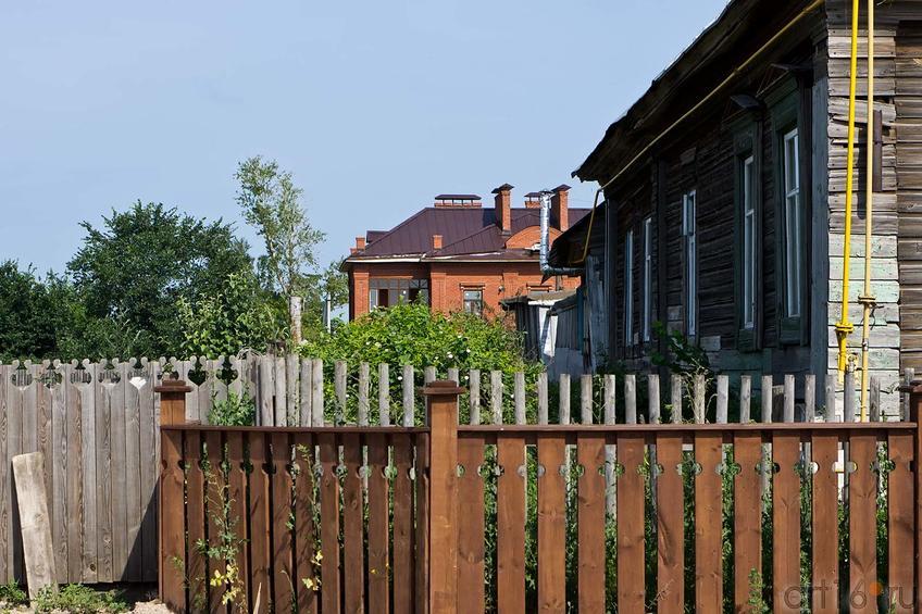 Новый кирпичный дом и старый деревянный. Свияжск, июль 2012::Свияжск, июль 2012