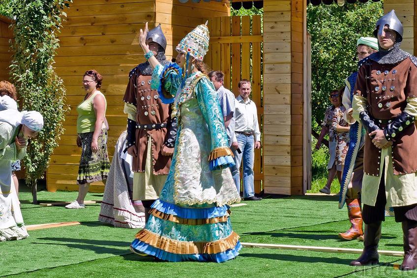 Татарская царевна на площадке Бибарс сарая::Бибарс-сарай