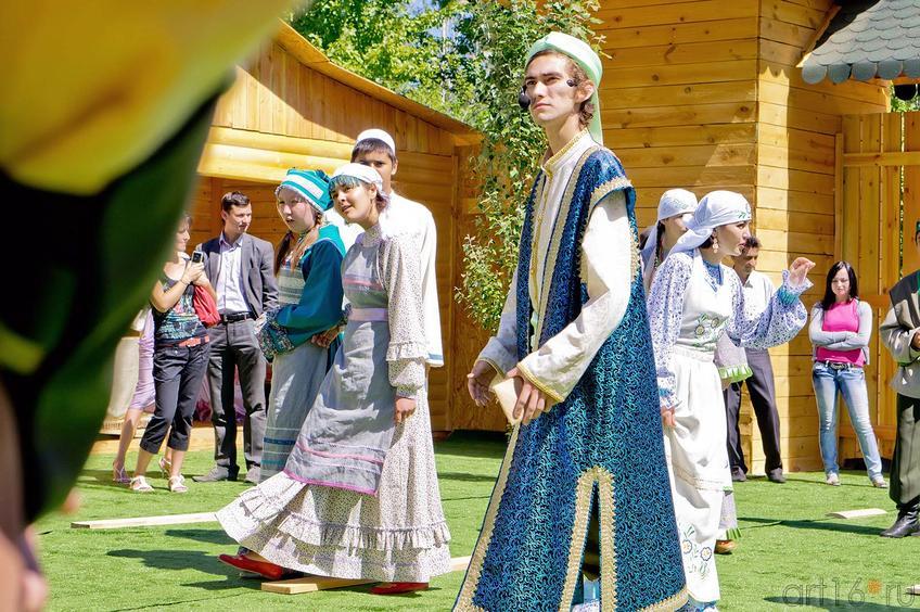 На площади собрался весь честной люд. Площадка ʺБибарс сарайʺ::Бибарс-сарай