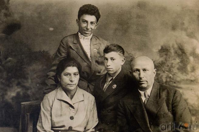 Михаил Плотников со своим отцом Григорием, матерью Раисой и младшим братом Григорием::Июнь 1941: на изломе