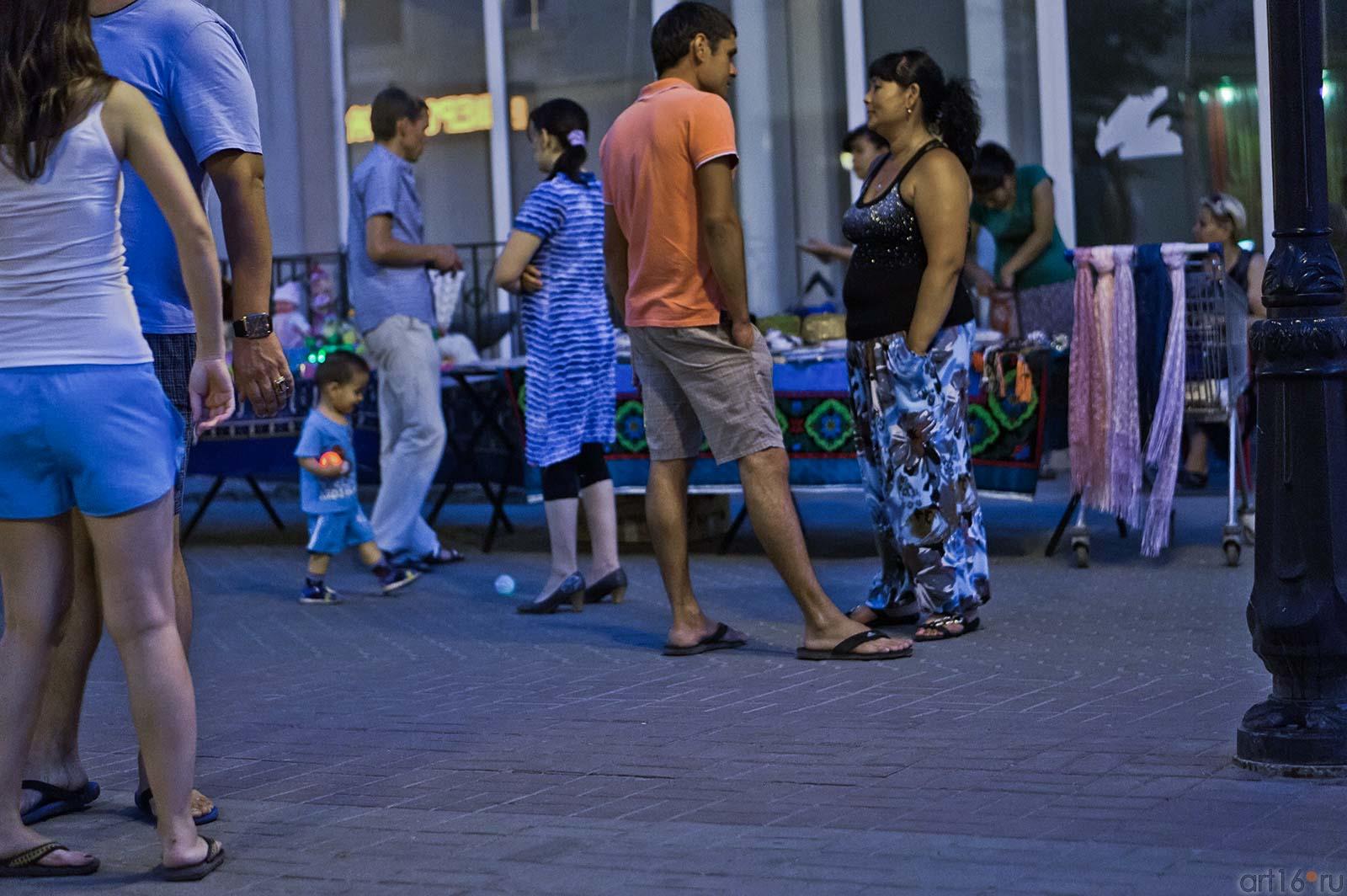 У сувенирной лавки. Казань, Баумана, 14.07.2012::ул Баумана, вечер 14 июля 2012