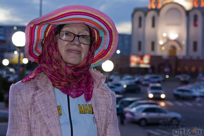 Наиля Ахунова на фоне Храма иконы Казанской Божьей Матери. Альметьевск, июль 2012::Прогулка по Альметьевску