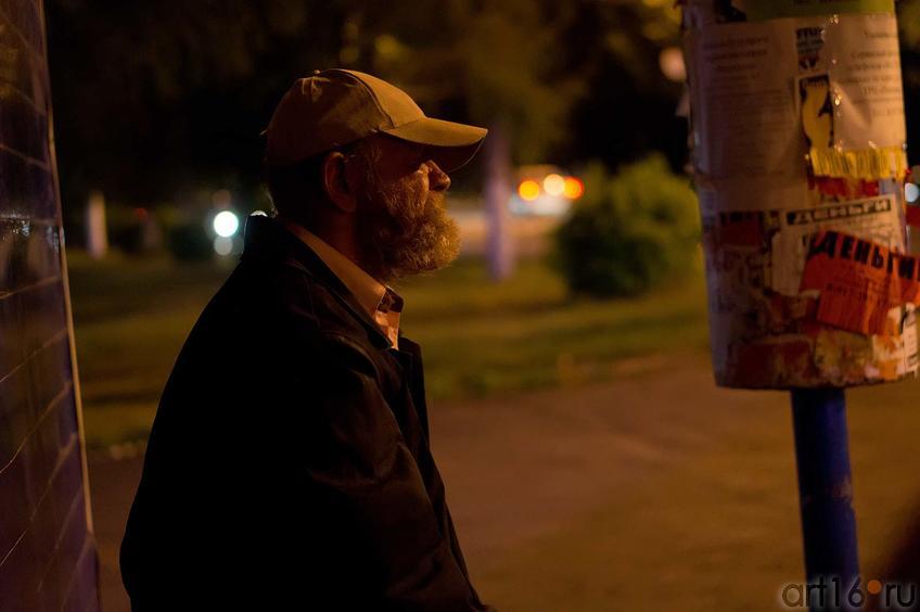 На остановке. Альметьевск, июль 2012::Прогулка по Альметьевску