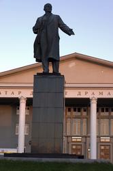 Памятник Ленину перед Татарским Государственным Драматическим Театром
