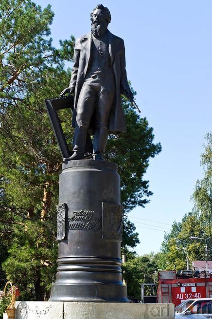 Памятник И.И.Шишкину. Елабуга, 3 августа 2012::Спасская ярмарка в Елабуге — 2012