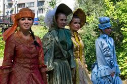 Театрализованное представление. Девушки в одежде 19 века