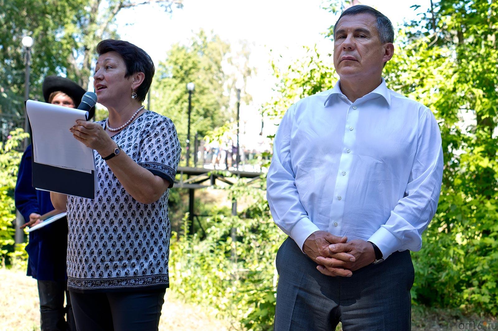 Гульзада Руденко, Рустам Минниханов. Открытие Дерева Потомков::Спасская ярмарка в Елабуге — 2012