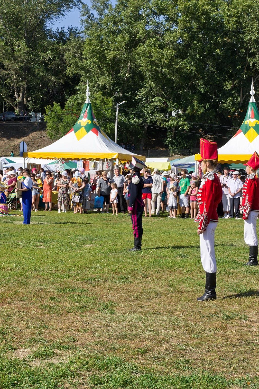 Театрализованное представление перед официальным открытием::Спасская ярмарка в Елабуге — 2012
