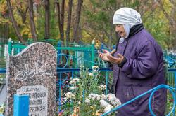 Сарвар апа. Молитва  у могилы Шаиды Максудовой